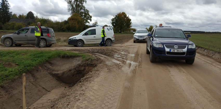 Par grants ceļu pārbūvi Salas novadā 