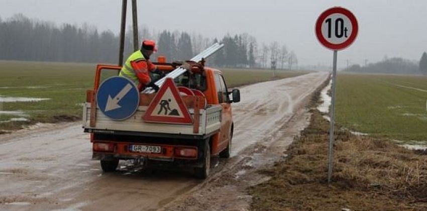 Šķīdoņa dēļ masas ierobežojumi ieviesti 428 valsts autoceļu posmos