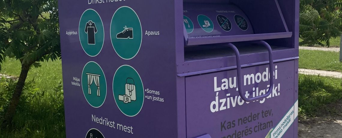 Salā uzstādīts tekstila šķirošanas konteiners
