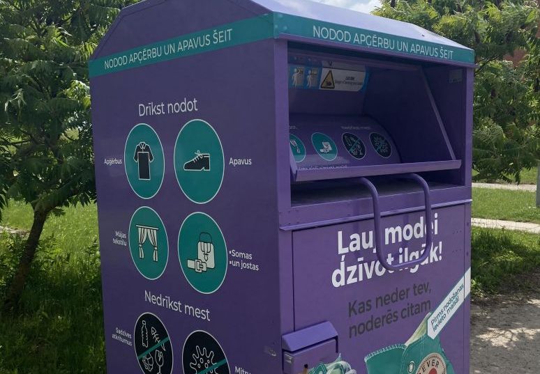 Salā uzstādīts tekstila šķirošanas konteiners